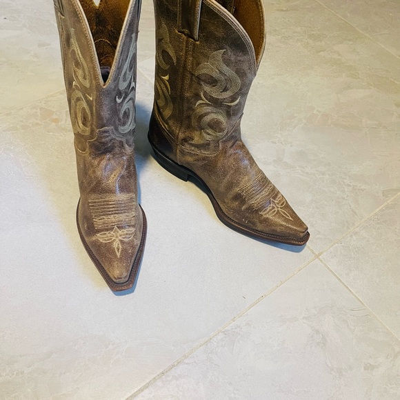 Authentic Justin - Picture 6 of 15